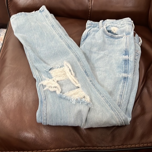 Hollister Ultra high-rise Mom Jean-great condition! Waist:24 Length:27 - Picture 3 of 5